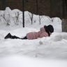 В Москве 10-летняя девочка провалилась в глубокий сугроб