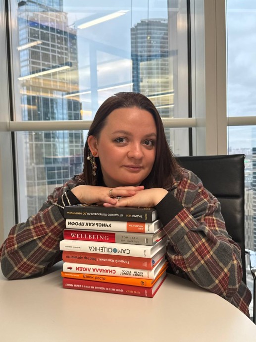  «Книжный клуб — это мой источник вдохновения». Как Полина Тайц успевает и работать, и создавать украшения, и объединять людей с помощью литературы