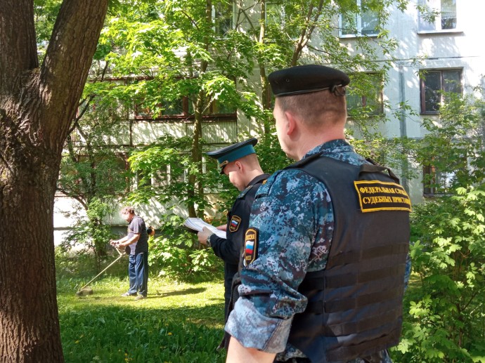 С начала года более 300 должников по алиментам отработали наказание дворниками в Петербурге