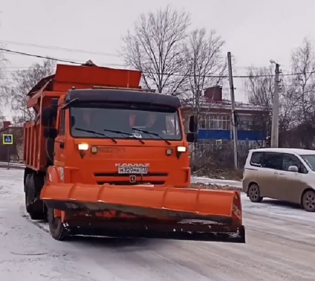 В Саранске расчищают улицы от первого снега