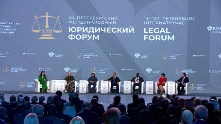 Робот-юрист и памятник Сперанскому: чем запомнился XIII международный юридический форум в Петербурге