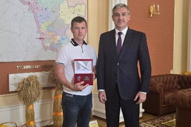 Василий Орлов вручил медаль «За заслуги перед Амурской областью» Андрею Сенотрусову