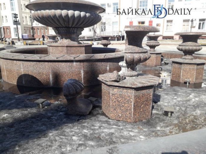 В центре Улан-Удэ разбилась одна из чаш фонтана