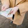 79-летняя пенсионерка отдала мошенникам почти миллион рублей, поверив в инвестиции