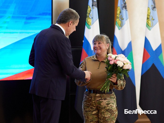 Вячеслав Гладков вручил госнаграды бойцам белгородской самообороны Вячеслав Гладков вручил госнаграды бойцам белгородской самообороны
