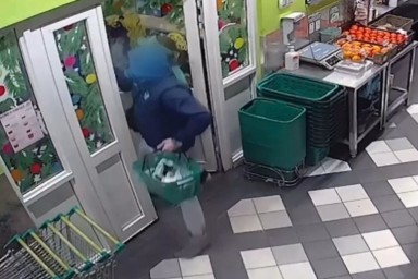 Вор напал с ножом на сотрудников супермаркета в Москве ради корзины продуктов