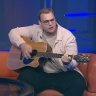Туляк пишет песни и поёт бойцам для поднятия духа