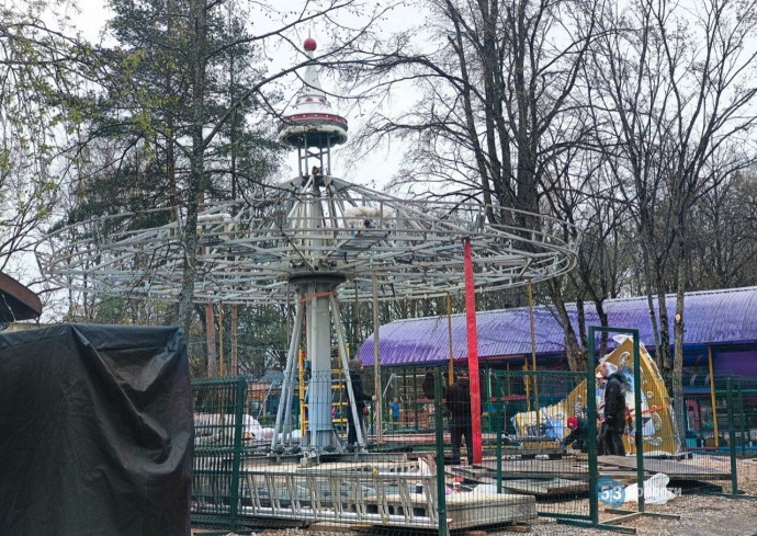В новгородском парке «30 лет Октября» уже видны очертания новой карусели