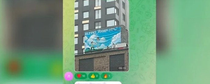 Житель столицы сделал предложение своей возлюбленной на крыше, но вмешательство домового чата всё испортило Житель столицы сделал предложение своей возлюбленной на крыше, но вмешательство домового чата всё испортило