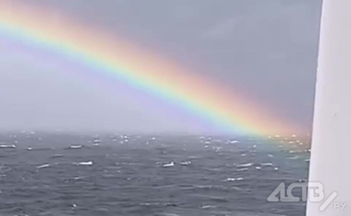 Экипаж судна на Курилах запечатлел фантастическую радугу над бушующим морем Экипаж судна на Курилах запечатлел фантастическую радугу над бушующим морем