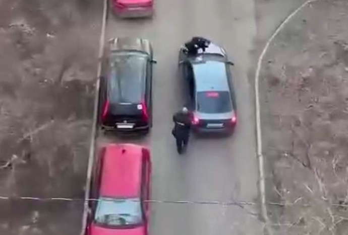 В отношении москвича, прокатившего на капоте полицейского, возбудили дело