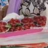 Амурчанка, торгующая вишней, исполнила для туриста из Китая хит тайваньской певицы