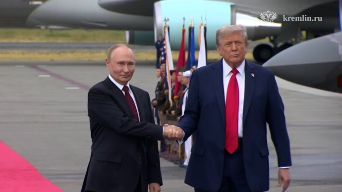 Путин и Трамп почти одновременно вышли из своих самолетов на Аляске и встретились на летном поле