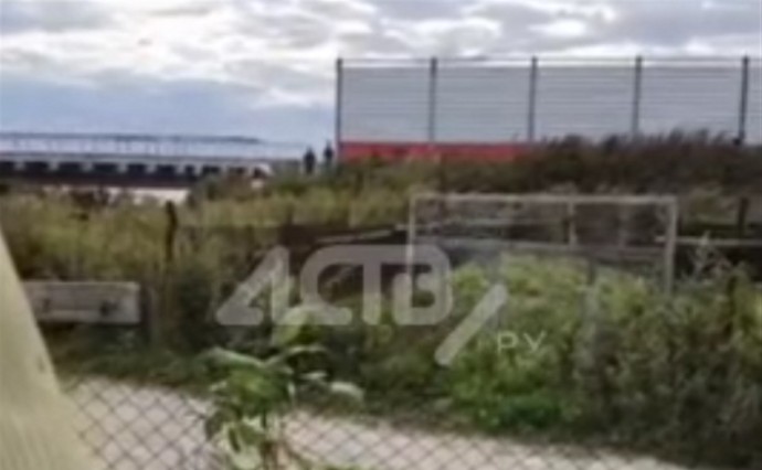 В Корсаковском районе дети играют на железнодорожном мосту, подкладывая камни под поезда В Корсаковском районе дети играют на железнодорожном мосту, подкладывая камни под поезда