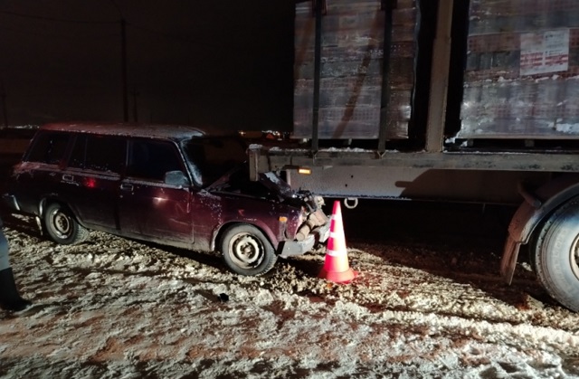 В Саранске пожилой водитель старенькой "Лады"-универсала въехал в стоящий МАЗс полуприцепом