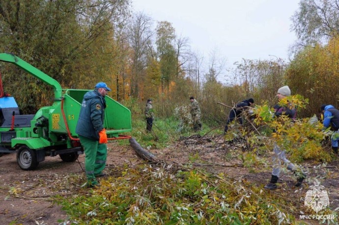 Новгородские спасатели расчистили берега реки Волхов