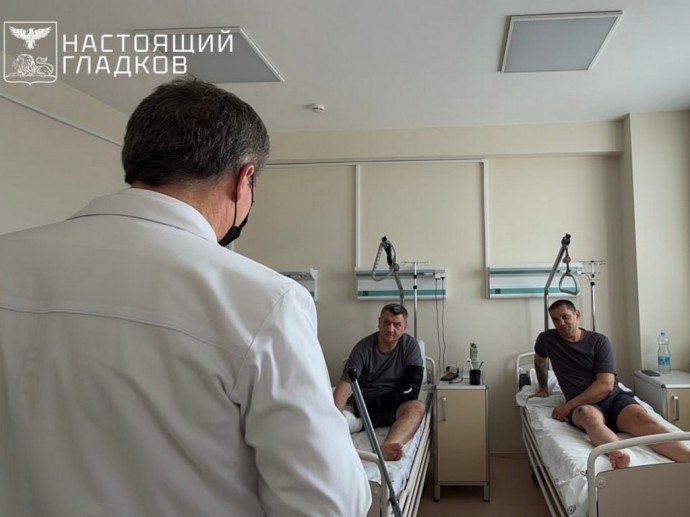 Вячеслав Гладков навестил в Белгороде пострадавших от атак ВСУ мирных жителей