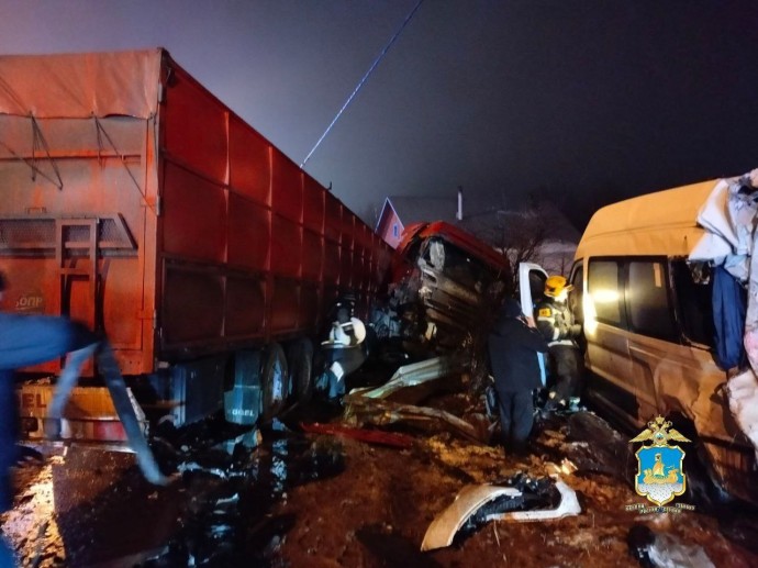 Несколько пассажиров маршрутки пострадали во время аварии с фурой на костромской трассе Несколько пассажиров маршрутки пострадали во время аварии с фурой на костромской трассе