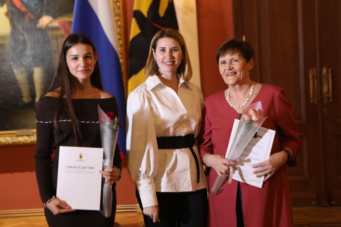 Одаренным школьникам Ярославской области вручили сертификаты на именные губернаторские стипендии
