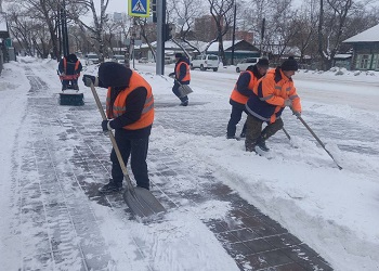 Улицы Благовещенска очищают от снега более 40 спецмашин