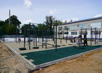 Первые тренажеры установили на «умной» спортплощадке в Свободном