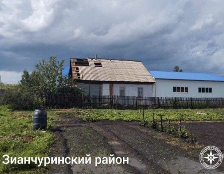 Шквалистый ветер в Башкирии повредил кровлю домов