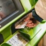 Астраханке отказали в пособии, составшись на недостоверность ее документов
