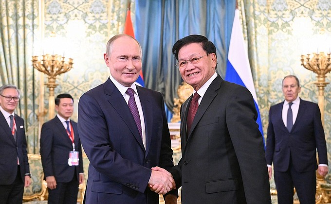 Встреча с Президентом Лаоса Тхонглуном Сисулитом