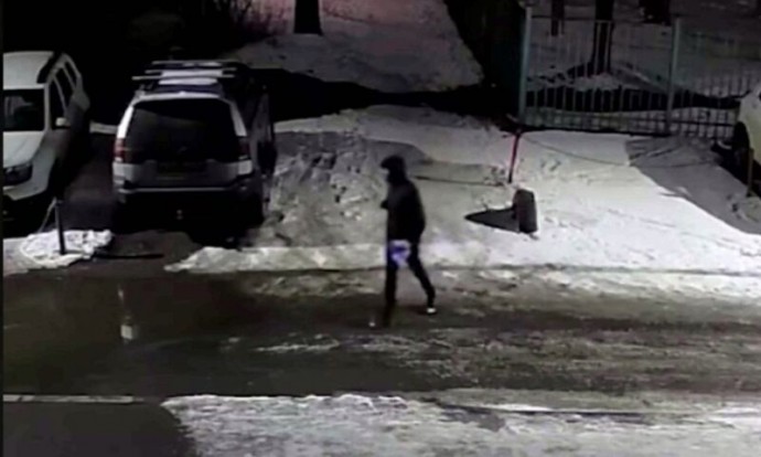 В Ярославле неизвестный облил припаркованный автомобиль кислотой