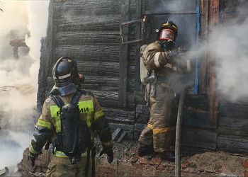 К тушению двухэтажного дома в Благовещенске привлекли почти 20 огнеборцев