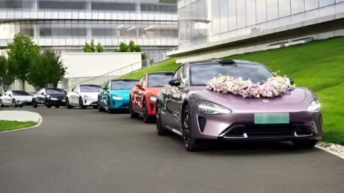 В Китае электромобили SU7 весьма популярны в свадебных кортежах, но без аварий не обходится