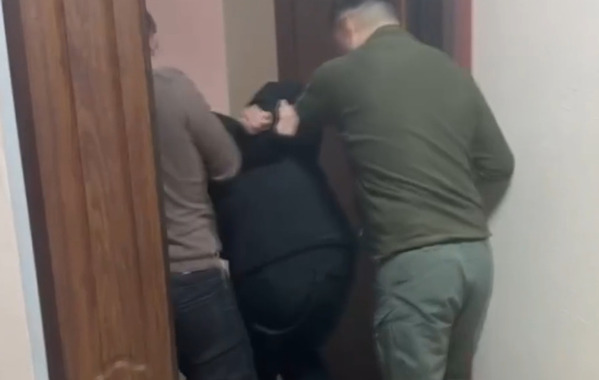 Жителя Бурятии, вымогавшего деньги у похищенных мужчин, оставили в СИЗО