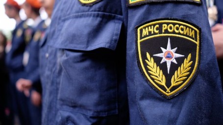 В Приморье микроавтобус с пассажирами застрял между потоками воды на дороге