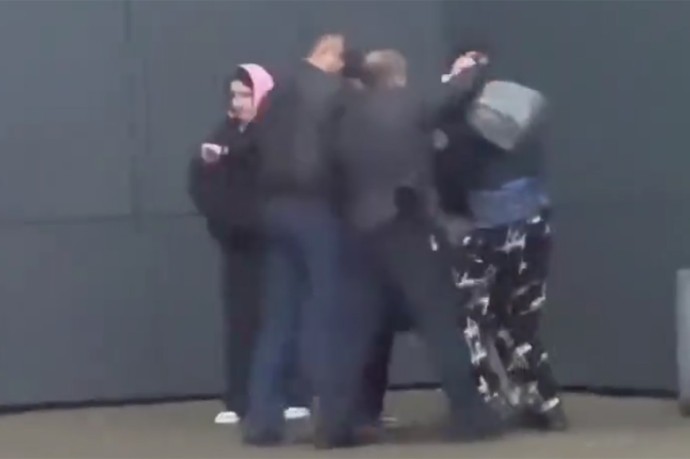 Россияне спасли зацепера с электрички в Подмосковье, отчитали его и попали на видео