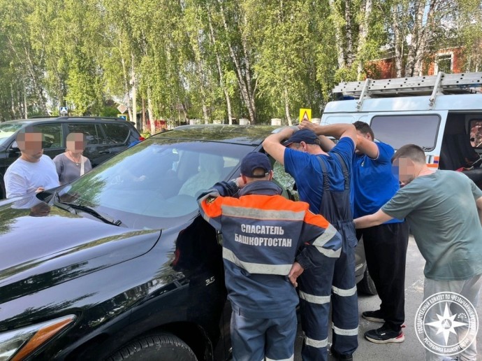 В Башкирии ребенок оказался заперт в машине