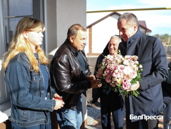 В Волоконовском районе детям-сиротам вручили ключи от нового жилья
