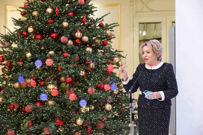 Матвиенко открыла акцию «Ёлка желаний» в Совете Федерации