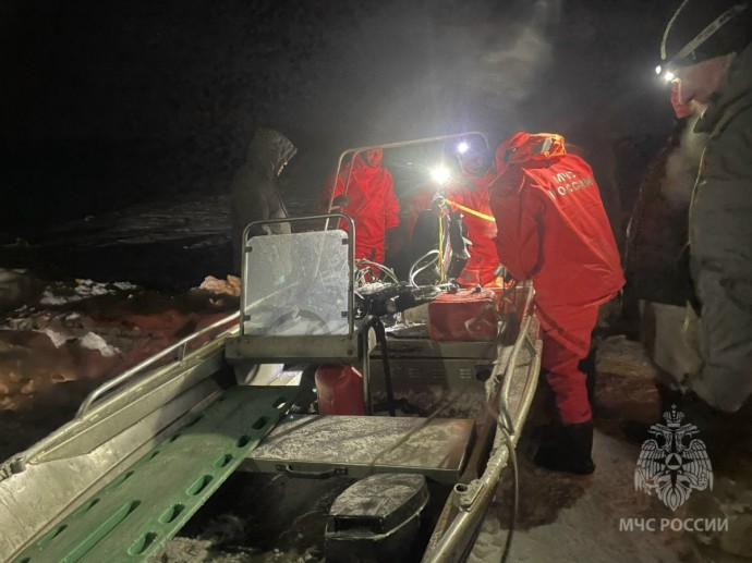 На Вятке в ледяной шуге застрял вездеход с 5-летней девочкой и ее родителями