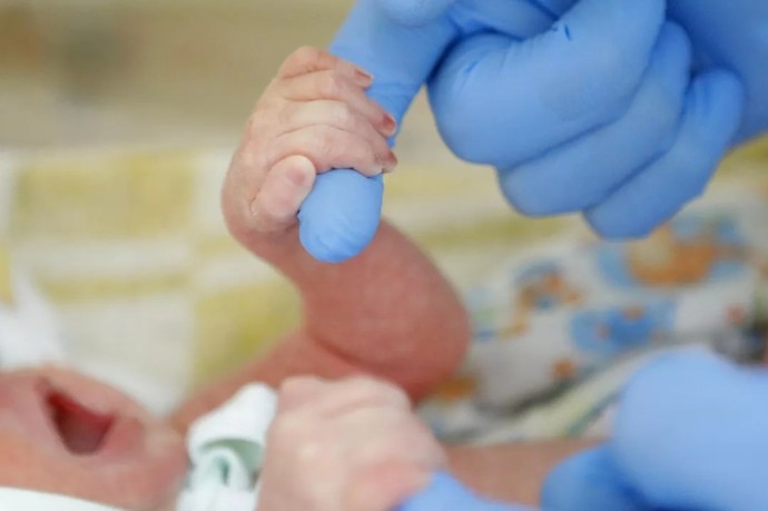 В новосибирском ЗАГСе поздравили многодетную маму, родившую шестого ребенка