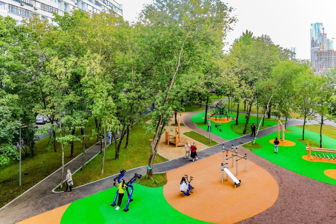 В СЗАО благоустроили территорию перед храмом Александра Невского В СЗАО благоустроили территорию перед храмом Александра Невского