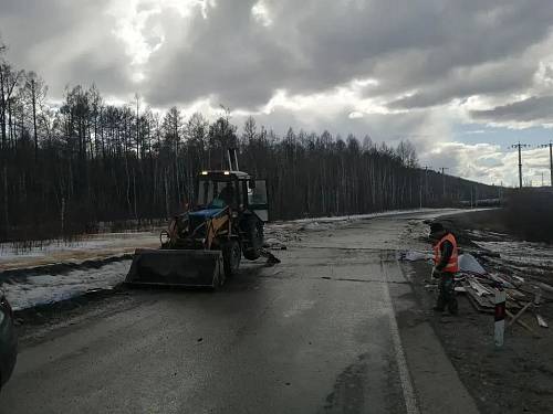 Вода подтопила участок дороги между Невером и городом Сковородино в Приамурье Вода подтопила участок дороги между Невером и городом Сковородино в Приамурье