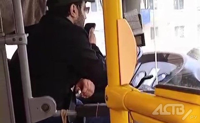 В Южно-Сахалинске накажут водителя автобуса, который не выпускал телефон из рук В Южно-Сахалинске накажут водителя автобуса, который не выпускал телефон из рук