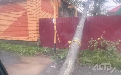 В Южно-Сахалинске от ветра повалились опоры линий электропередачи