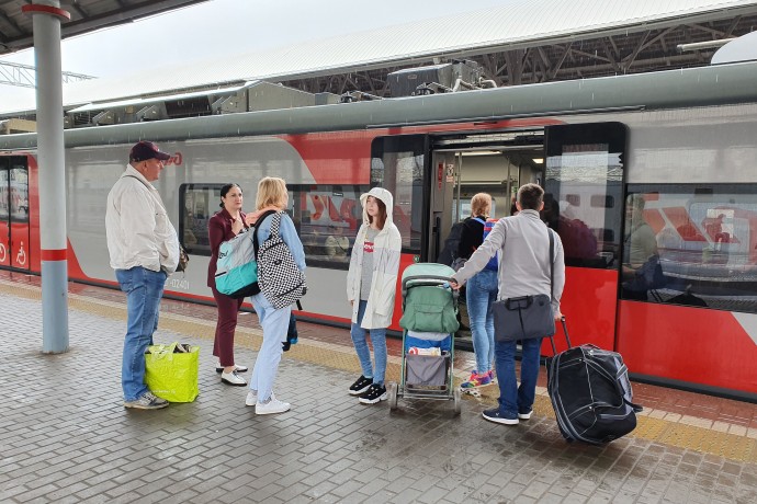 Семьям с детьми рассказали, как выгодно купить билеты на самолёт и поезд
