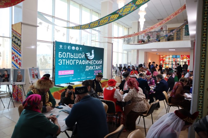 Около 140 человек написали юбилейный этнографический диктант в Якутске Около 140 человек написали юбилейный этнографический диктант в Якутске