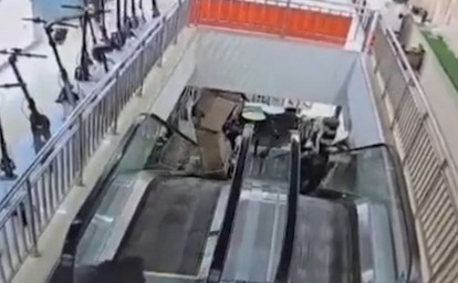 В Находке покупатель раздавил на эскалаторе телевизор за 250 тысяч рублей сразу после покупки