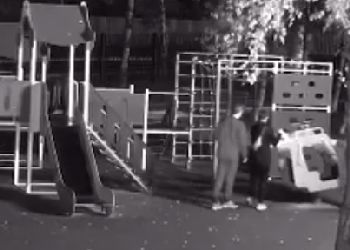 В Прогрессе подростки «повандалили» на детской площадке В Прогрессе подростки «повандалили» на детской площадке