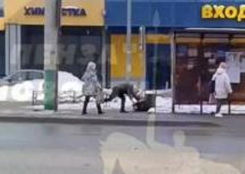 В Пензе двое мужчин устроили эпичную драку прямо на остановке