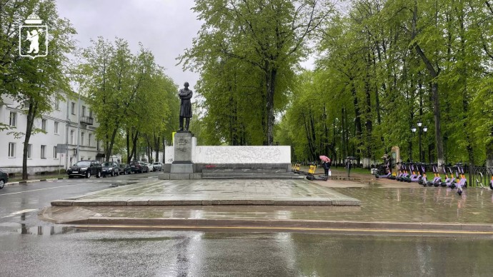 У памятника Некрасову в Ярославле демонтировали точку со стрит-фудом