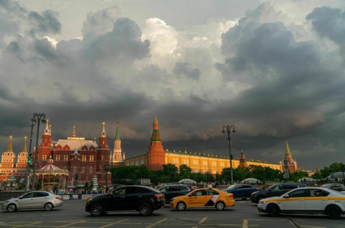 Москвичей предупредили о грозе и сильном ветре на выходных